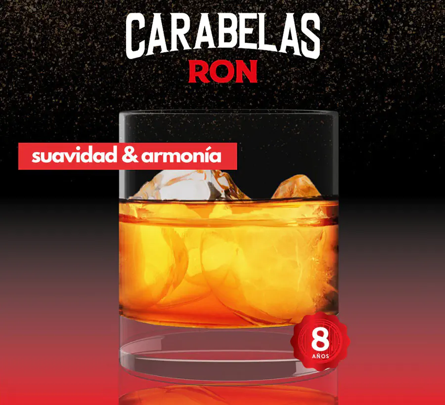 vaso de ron dorado servido en un vaso