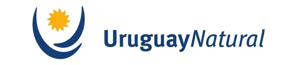 botella de grappamiel con vaso servido en un campo al aire libre en uruguay